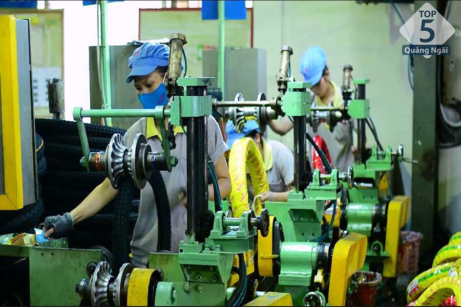 công nhân sản xuất các linh kiện ô tô công nhân sản xuất các linh kiện ô tô