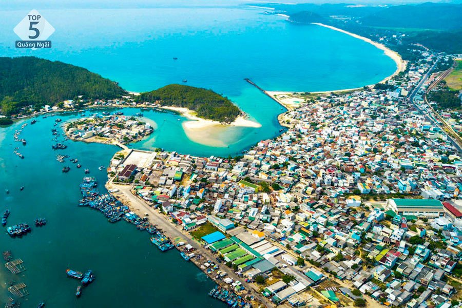 Cửa biển Sa Huỳnh với không gian rộng lớn, tàu thuyền tấp nập