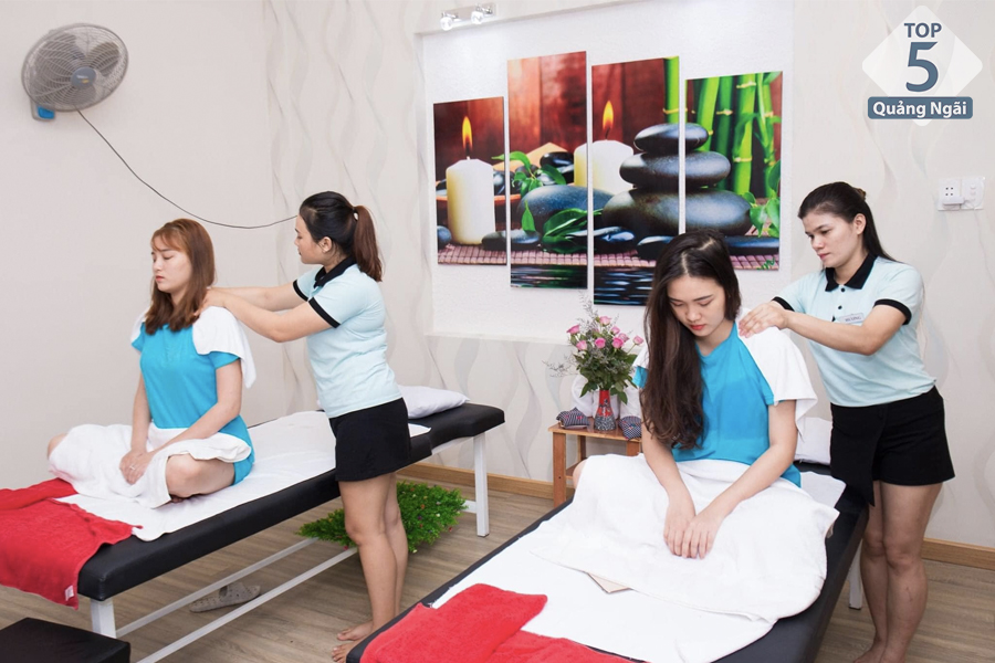 Y học đã chứng minh  massage trị liệu không đơn thuần là một loại hình dịch vụ thư giãn ở các spa, mà còn có công dụng hỗ trợ điều trị các chứng bệnh đau đầu, huyết áp, tiêu hóa, đau cơ, viêm khớp…Tuy nhiên, để đạt được hiệu quả như mong muốn, người massage phải có kiến thức, chuyên môn, vận hành khéo léo và thành thạo các động tác, cử chỉ. Trong bài viết này, top 5 Quảng Ngãi sẽ giúp bạn tiết lộ top 5 địa điểm massage trị liệu chất lượng nên thử 1 lần tại Quảng Ngãi.   Spa Mùa Xuân Hình 1: Spa Mùa Xuân - spa áp dụng phương pháp massage Y học cổ truyền cho massage trị liệu đầu tiên tại Quảng Ngãi  Nằm trong danh sách đầu tiên về những địa điểm massage trị liệu chất lượng  tại Quảng Ngãi phải kể đến Spa Mùa Xuân. Sở hữu không gian hiện đại, ấm cúng và yên tĩnh, gần gũi cùng đội ngũ tư vấn viên nhiệt tình, kỹ thuật viên massage có tay nghề cao, có kiến thức các huyệt đạo và kỹ năng xoa bóp bấm huyệt. Spa Mùa Xuân khiến khách phải chết liệm trong toàn bộ không gian tổng thể hoàn hảo dành cho một nơi massage chuyên nghiệp.  Trải qua hơn hai năm hoạt động, và được biết đến là một spa chuyên trị liệu- chăm sóc sức khỏe áp dụng phương pháp massage Y học cổ truyền đầu tiên tại Quảng Ngãi. Đây đã trở thành nơi lui tới của không chỉ các chị em phụ nữ mà còn của nhiều cánh đàn ông. Đến đây, bạn sẽ được trải nghiệm cảm giác thư giãn thật sự đồng thời giành lại sức sống tiềm tàng, mạnh mẽ vốn có từ tạo hoá.  Tuỳ thuộc vào tình trạng sức khoẻ của khách hàng, mà spa sẽ có liệu trình phù hợp, hiện spa Mùa Xuân cung cấp đến khách hàng các dịch vụ massage chuyên sâu bao gồm:  Massage chân - Massage toàn thân - Thời gian 60’ - 90’ Ngâm, massage chân và toàn thân - Thời gian 100’ - 120’ Xông hơi thảo dược   Xông khô đá muối Himalaya Ngâm, tắm thảo dược Dao đỏ Ngâm, tắm thảo dược Dao đỏ Mama  Đến với Spa Mùa Xuân bạn sẽ được chăm sóc và phục hồi lại trạng thái tinh thần, đem lại sự dễ chịu, tăng cường năng lượng và làm trẻ hoá các cơ bắp, thư giãn, đánh bay những cơn đau mỏi các khớp cũng như giảm stress cực lớn đối với cơ thể sau những ngày làm việc căng thẳng.  Thông tin liên hệ: Địa chỉ: Địa chỉ: 542 - 544 Hai Bà Trưng, TP Quảng Ngãi Hotline: 0869 815 257  Hanah Clinic - Spa Hình 2: Hanah Clinic - Spa sở hữu đội ngũ nhân viên chuyên nghiệp và trang thiết bị hiện đại.  Không gian yên tĩnh, hiện đại cùng đội ngũ nhân viên có tay nghề cao chính là những điểm mạnh tại Hanah Clinic - Spa. Với tiêu chí luôn làm mới mình để phục vụ tốt nhất cho khách hàng,  Hanah Clinic - Spa luôn có tiêu chí tuyển chọn nhân viên khắt khe, trong thời gian làm việc, sẽ có những buổi training nâng cấp đội ngũ nhân viên, đào tạo dịch vụ mới để đáp ứng mong muốn ngày càng khó tính của khách hàng.  Đặc biệt, bên cạnh các dịch vụ làm đẹp của một spa cơ bản như:  trị mụn, sẹo, rỗ, trị nám, tàn nhang, hút mỡ, triệt lông.. Hanah Clinic còn chuyên cung cấp đến khách hàng các dịch vụ chăm sóc sức khoẻ, có tác dụng trị liệu, điều hoà khí huyết và hỗ trợ cải thiện một số bệnh lý về tim mạch.  Gội đầu dưỡng sinh: Bí quyết để sở hữu một mái tóc chắc khỏe, sạch gàu, hết ngứa và giảm gãy rụng mang tên liệu trình gội đầu dưỡng sinh. Không chỉ vậy, đây còn là cách giúp bạn giải tỏa căng thẳng, được thư giãn tối đa nhờ những động tác massage, ấn huyệt kết hợp với sử dụng các loại thảo mộc thiên nhiên như: vỏ bưởi, bồ kết, sả gừng,...  Tắm dưỡng trắng toàn thân: Sự lựa chọn để bạn có thể yêu chiều bản thân, thư giãn gân cốt. Liệu trình sẽ giúp bạn làm sạch tế bào chết toàn thân, da sáng mịn, sạch khỏe, trắng hồng tự nhiên. Với tinh chất thảo mộc, ủ máy hồng ngoại phi thuyền thư giãn và điều hòa mạch máu.  Chăm sóc da ngăn ngừa lão hóa chuyên sâu: Bằng phương thức massage ấn huyệt giúp thư giãn cơ mặt, nâng cơ mặt, làm sạch sâu làn da. Cùng với đó, liệu trình này sẽ cung cấp Nano Collagen trẻ hóa và tươi tắn hóa làn da.   Thông tin liên hệ Địa chỉ: 357 Phan Đình Phùng, Tp Quảng Ngãi Hotline: 0906 436 468 - 0935 635 603  KaMy Clinic & Spa Hình 3: KaMy Clinic & Spa hướng tới việc chăm sóc sức khoẻ an toàn cho mọi đối tượng  Với phương châm: đồng hành cùng sức khỏe và sắc đẹp cho mọi đối tượng KaMy Clinic & Spa đã không ngừng nỗ lực trong việc cập nhật nhiều sản phẩm chăm sóc sức khỏe thiên nhiên, đảm bảo an toàn cho cả mẹ bầu. Đến với KaMy Clinic bạn sẽ tận mắt chứng kiến một thế giới mỹ phẩm thiên nhiên thu nhỏ trong tầm tay. Ở đây, bạn có thể tìm bất kì món đồ nào bạn cần dành cho da mặt, body, mụn lưng, da đầu,...  Thế mạnh của KaMy Clinic là gói dịch vụ liệu trình bấm huyệt kết hợp massage thảo dược chuyên nghiệp tác động sâu tới các huyệt đạo trên cơ thể,với những ưu điểm như: Giúp giảm căng cứng, lưu thông khí huyết, đồng thời kích hoạt khả năng tự hồi phục và chữa lành của cơ thể thông qua hệ thống kinh lạc. Kết hợp sử dụng tinh dầu trị liệu tự chiết xuất từ ylang ylang, hương thảo, bạc hà, long não … hỗ trợ giải tỏa căng thẳng, thả lỏng tâm trí, đưa cơ thể về trạng thái nghỉ ngơi tự nhiên nhất . Với không gian ấm cúng, KaMy Clinic vẫn luôn muốn đây trở thành ngôi nhà thứ 2, để bạn trở về và rũ bỏ muộn phiền, mệt nhọc. Cũng như được chăm sóc và nạp lại cho mình những năng lượng tích cực.  Thông tin liên hệ Địa chỉ:  29 Trần Kỳ Phong , Tp Quảng Ngãi  Hotline: 0965.262.777  HB Spa Hình 4: HB Spa- nơi chuyên cung cấp liệu trình massage trị liệu theo phương pháp đông y  Là một spa chú trọng nhiều đến việc điều chỉnh dưỡng sinh, bổ sung dương khí với các liệu pháp mang hơi hướng điều trị đông y. HB Spa đã thu hút sự chú ý của nhiều người khi đang bước vào độ tuổi trung niên, cơ thể bắt đầu có những thay đổi, thường xuyên nhức mỏi, đau các khớp, thậm chí biếng ăn hoặc mất ngủ.  Với nhiều năm kinh nghiệm, HB Spa không ngừng nỗ lực mang đến giải pháp hữu hiệu giúp tăng cường năng lượng cho cơ thể. Những liệu trình massage trị liệu tại HP chú trọng đến việc đả thông các khu vực tắc nghẽn, tăng chức năng trao đổi chất, ức chế mầm bệnh và ngăn ngừa đột quỵ.  Hiện HB Spa mang đến đa dạng liệu trình trị liệu, để đáp ứng cho nhu cầu của khách hàng như: Cạo gió kinh lạc mặt: Đây được xem là phương pháp trẻ hóa da không xâm lấn, không phẫu thuật, sử dụng đá ngọc thạch tự nhiên đả thông kinh mạch vùng mặt, hiệu quả trong việc căng da, nâng cơ chảy xệ. HB spa sử dụng bộ sản phẩm chăm sóc da Raylimommy dành riêng cho liệu trình cạo gió kinh lạc mặt với thời gian 60 phút/ lần. Dưỡng Sinh Hồng Quang Cứu Vai: Với 8 công năng tác dụng như : Ôn đẩy, ôn cạo, ôn cứu, trượt giác, hồng quang, từ liệu ,hồng ngoại, nhiệt liệu kết hợp với các tinh dầu thảo dược Đông y sẽ giúp khách hàng cảm thấy rất dễ chịu, giải tỏa căng thẳng hiệu quả, giảm đau mỏi Vai, thư giãn thả lỏng toàn bộ cơ thể trong suốt buổi trị liệu. Thủ đạo thang: Sử dụng hơn 60 loại thành phần thảo dược thiên nhiên nấu thành thuốc, tiến hành massage kích thích huyệt vị cả vùng đầu, giúp mái tóc, da mặt được nuôi dưỡng. Đồng thời khai thông huyệt vị tạo cảm giác thoải mái, thư giãn nhất sau những giờ làm việc căng thẳng, mệt mỏi.  Thông tin liên hệ Địa chỉ: 113 Phan Đình Phùng, TP Quảng Ngãi Hotline: 0255 3939 998  ALENA - Chi nhánh Quảng Ngãi  Hình 5:  Được hình thành và phát triển thành 3 chi nhánh tại 3 cơ sở tại: KonTum, Hà Nội và Quảng Ngãi, Alena Clinic & Academy Quảng Ngãi thành lập cơ sở và chính thức hoạt động vào năm 2019. Trải qua hơn 2 năm hoạt động, spa đã được các chị em ưu ái đặt gạch để refresh bản thân sau những giờ làm việc học tập, chăm con đầy nhọc nhằn.  Alena Clinic sẽ giúp chị em đẩy lùi lão hoá, lưu giữ thanh xuân bằng liệu trình massage body chuyên nghiệp. Liệu trình sử dụng tinh dầu để làm thư giãn cơ thể và kết hợp  tẩy da chết, để bạn được giảm stress, cải thiện lưu thông máu, ngủ ngon giấc hơn, ​thanh lọc độc tố và chất dư thừa trong cơ thể, hạn chế đau mỏi. Đặc biệt, tùy theo tình trạng đau nhức, bạn sẽ yêu cầu nhân viên massage ưu tiên massage vị trí cần chú trọng. Khi sử dụng liệu trình, khách hàng còn được tặng thêm combo xông hơi đá muối, ngâm chân thảo dược thuốc bắc và gội đầu.  Bên cạnh liệu trình chăm sóc boby, Alena Clinic còn có nhiều liệu trình khác như: trị mụn chuyên sâu, tan mỡ bụng, cấy vitamin C, Nhũ trắng face skin nano cấp nước,... cam kết mang lại cho khách hiệu quả ngoài mong đợi.  Thông tin liên hệ Địa chỉ: 26 Lê Thánh Tôn, Tp Quảng Ngãi Hotline: 961929399  Hy vọng những thông tin được Top 5 Quảng Ngãi tổng hợp và biên tập sẽ giúp ích được bạn trong quá trình tìm hiểu … Quảng Ngãi. Nếu thích thì like, hay thì share bạn nhé!  Xem thêm: =>Chia sẻ top 5 lớp học yoga được nhiều chị em theo học nhất Quảng Ngãi<=  =>Xem nhiều hơn với mục làm đẹp tại top 5 Quảng Ngãi<=  =>Những thông tin hữu ích và thú vị tại Quảng Ngãi. Xem tại đây<=