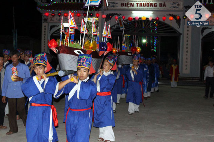 Lễ hội Điện Trường Bà được tổ chức từ ngày 15-17/4 âm lịch hàng năm tại Trà Bồng