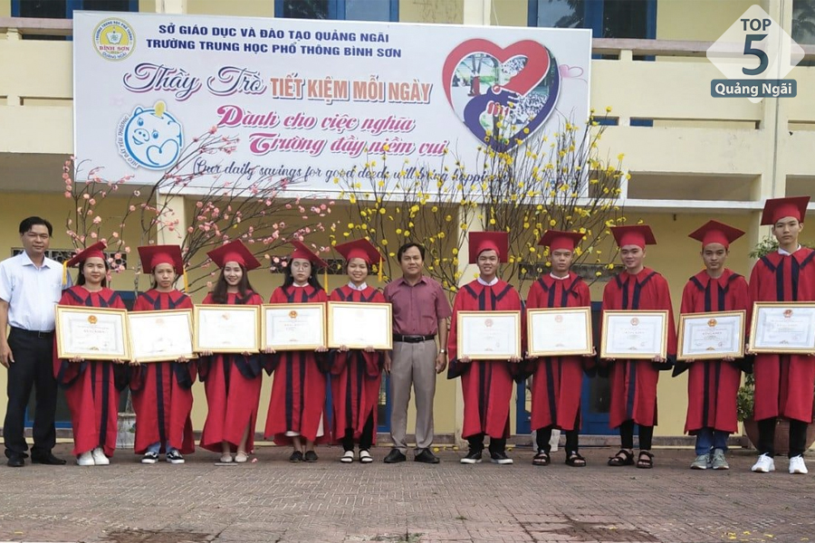 Trường THPT Bình Sơn là trường THPT hàng đầu tại huyện Bình Sơn