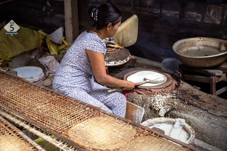 Công đoạn tráng bánh trước khi đem ra phơi khô 