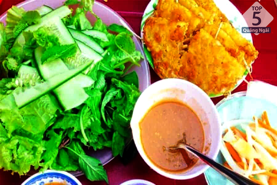 Bánh xèo Quảng Ngãi được chấm với nước sốt vừa lạ miệng mà thu hút thực khách