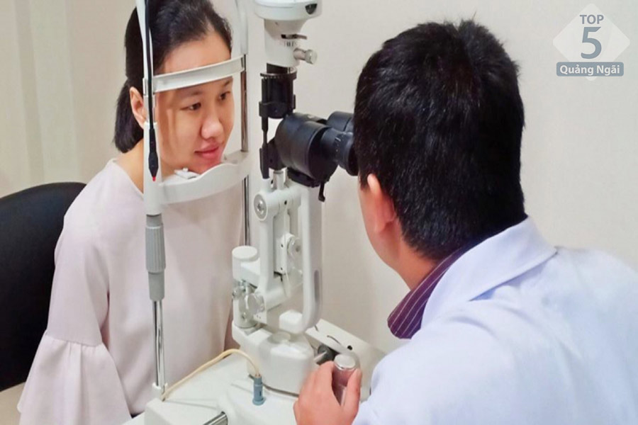 Bác sĩ đang thăm khám cho 1 ca bệnh nhân có vấn đề về mắt