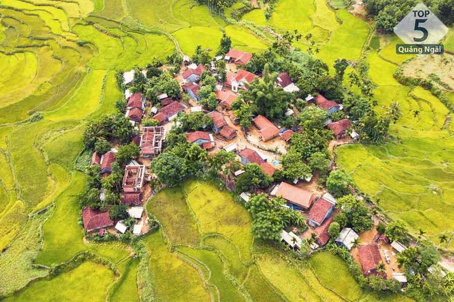 Vẻ đẹp của ngôi làng của người dân tộc Hrê nhìn từ trên cao bên cánh đồng ruộng bậc thang đẹp nhất Quảng Ngãi.