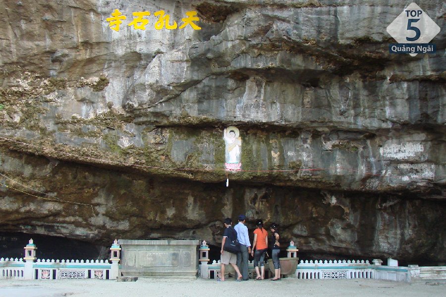 Khung cảnh trước chùa Hang với dòng chữ sơn màu vàng“Thiên Khổng Thạch Tự”