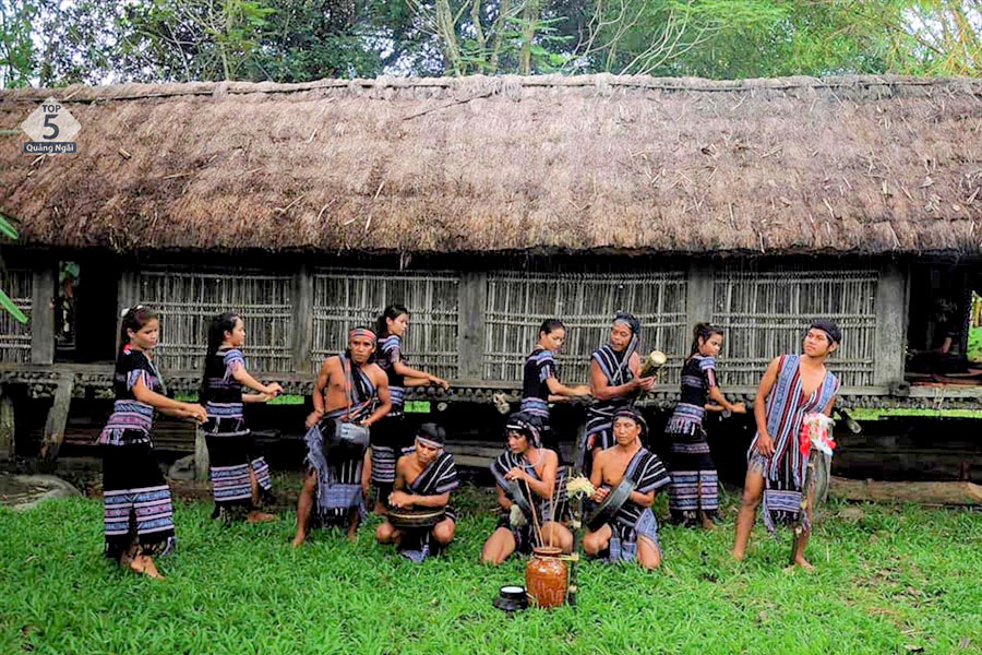 Văn hóa người H’rê ở làng Teng vẫn được giữ nguyên vẹn như những buổi đầu của người H’re cổ xưa.