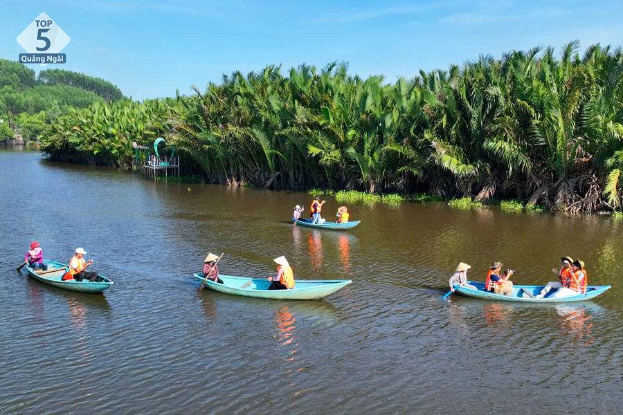 ngồi thuyền trải nghiệm khu du lịch sinh thái Quảng Ngãi rừng dừa cà ninh 