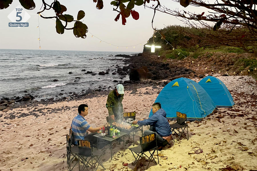 Camping thưởng thức bữa tiệc BBQ và ngắm nhìn bầu trời đêm 