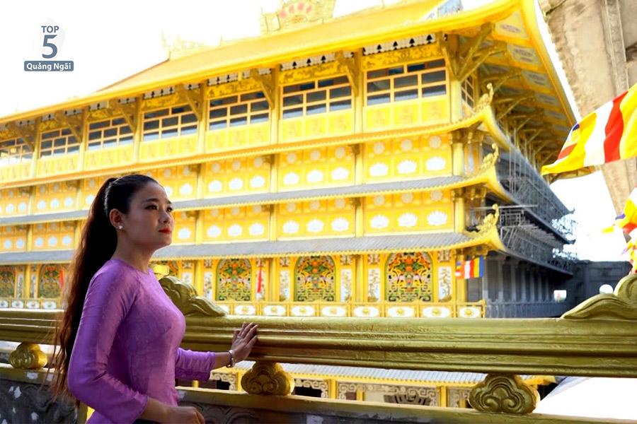 Nên mặc đồ kín đáo khi đến tham quan nơi du lịch tâm linh như thế này