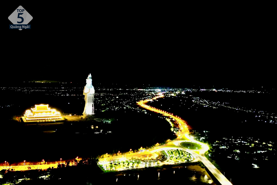 Từ tượng phật bà Chùa Minh Đức bạn có thể chiêm ngưỡng phong cảnh tuyệt đẹp của thành phố Quảng Ngãi Từ tượng phật bà Chùa Minh Đức bạn có thể chiêm ngưỡng phong cảnh tuyệt đẹp của thành phố Quảng Ngãi