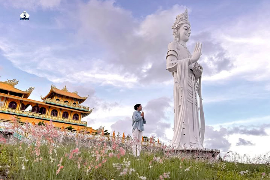 Bức tượng Quan Thế Âm ở chùa Minh Đức cao 122m  Bức tượng Quan Thế Âm ở chùa Minh Đức cao 122m