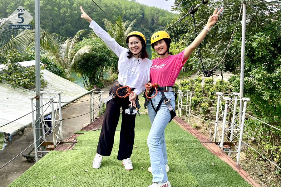 Giải trí thú vị với trò chơi zipline tại khu du lịch Suối Chí
