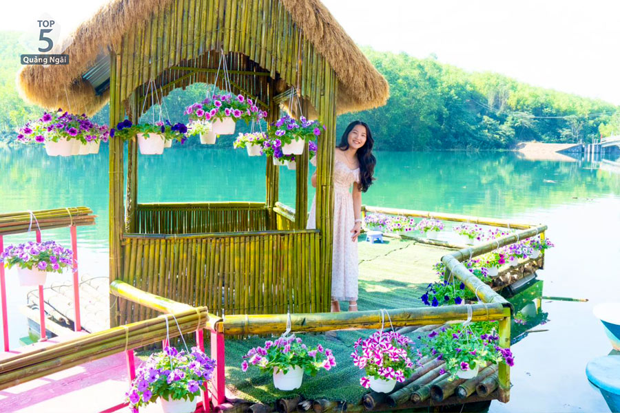 nhà bên hồ tại suối chí