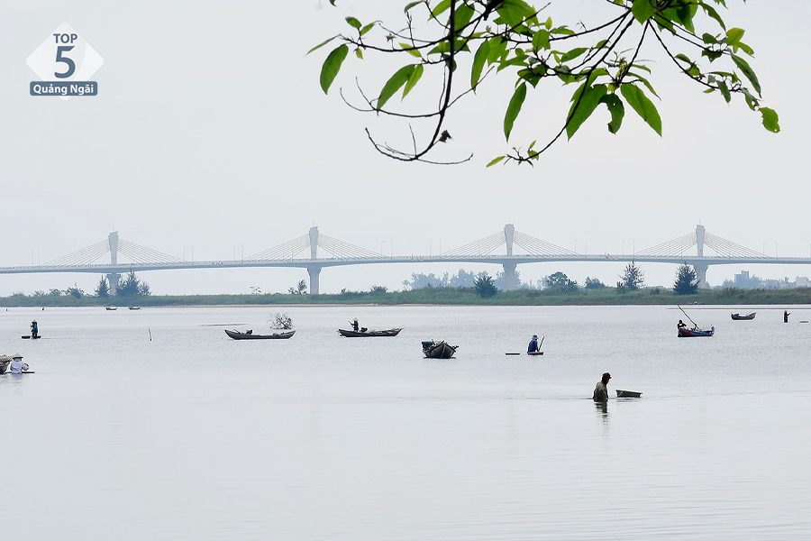 Cầu cổ Lũy bên dòng sông Trà Khúc Quảng Ngãi