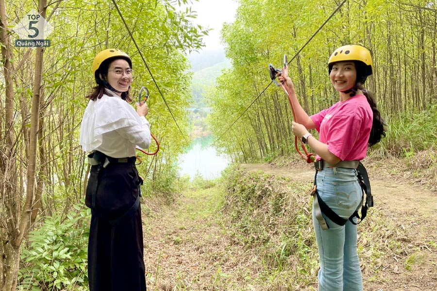 Trải nghiệm cảm giác trượt cáp giữa rừng qua băng qua con suối rất thú vị 