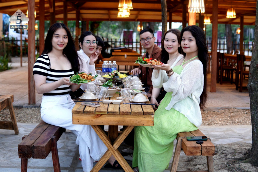 Thưởng thức hải sản tươi ngon tại khu du lịch biển Mỹ Khê Quảng Ngãi