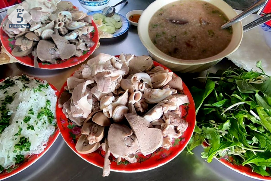 Bánh hỏi lòng heo là món ăn dẫn dã và dễ thưởng thức