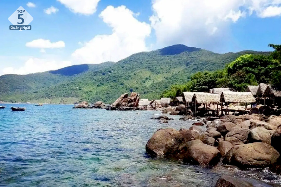 Bãi biển Khe Hai nằm sâu trong vịnh Dung Quất