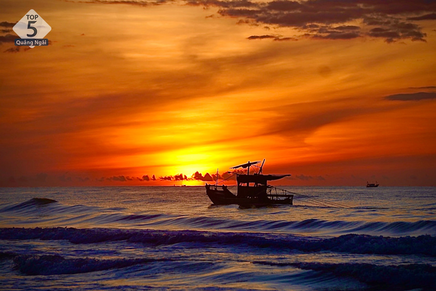 Ngắm bình minh và hoàng hôn tuyệt đẹp tại bãi Khe Hai Quảng Ngãi