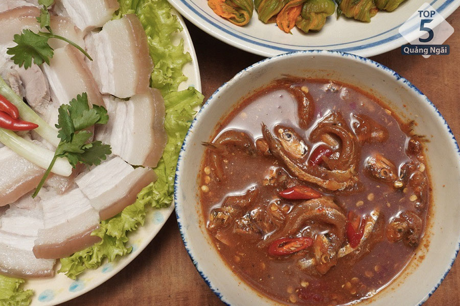 Mắm chua cá cơm là nước chấm tuyệt vời để ăn cùng các món rau luộc hay bê thui, thịt luộc, cá nục hấp
