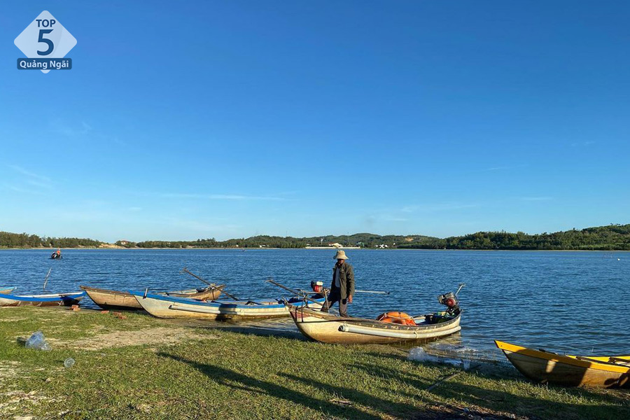 Người dân đánh bắt cá trong đầm