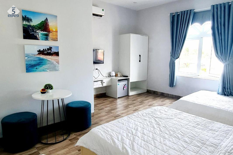 Không gian ấm cúng, nội thất trắng sạch sẽ tạo cảm giác thoải mái khi nghỉ dưỡng