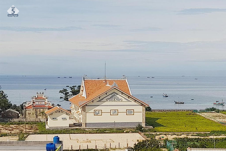 View sát cạnh bờ biển Phuc Hau Hotel - Ly Son giúp bạn tận hưởng vẻ đẹp của biển cả