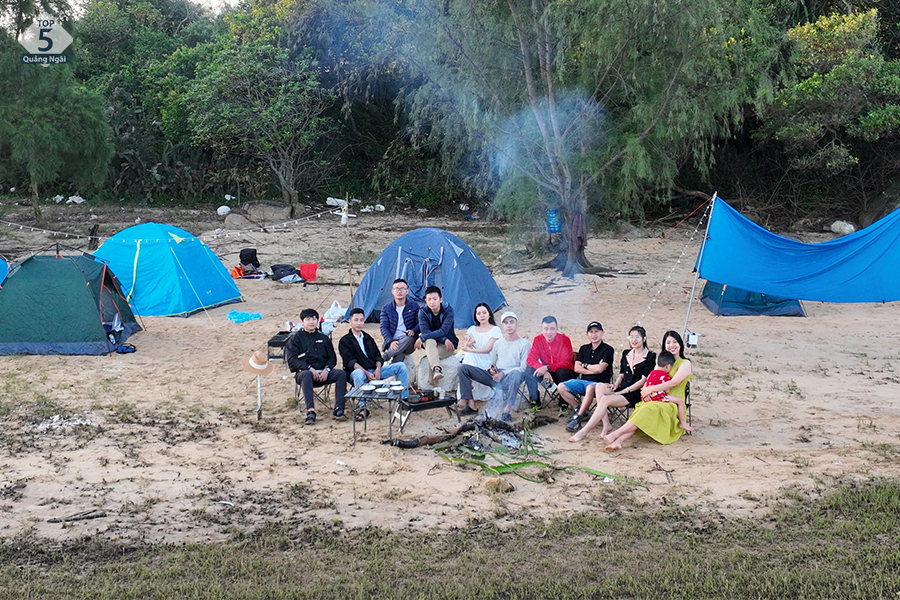 Cắm trại ở Đầm An Khê, trước khu trưng bày Văn Hóa Sa Huỳnh