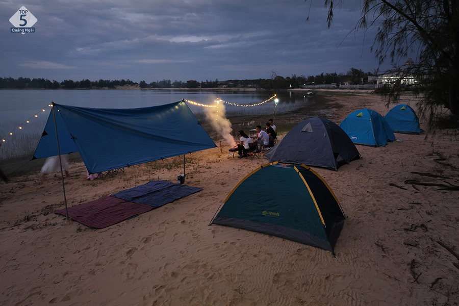 Cắm trại ở Đầm An Khê, trước khu trưng bày Văn Hóa Sa Huỳnh