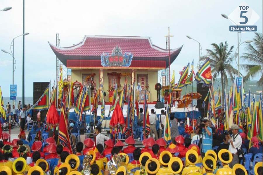 Lễ hội đền thờ cá Ông tại bãi biển Sa Huỳnh