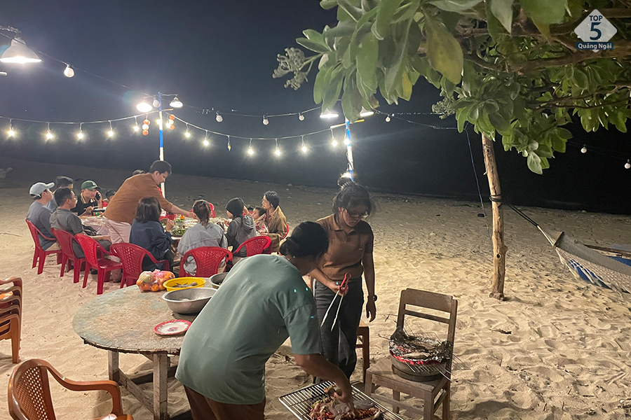 Tổ chức cắm trại, thưởng thức tiệc nướng bên bờ biển đảo bé Lý Sơn