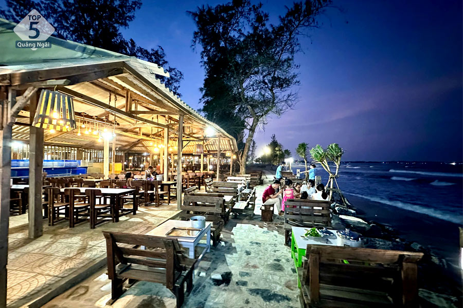 Ngồi thưởng thức bữa tối ngắm view biển khá chill