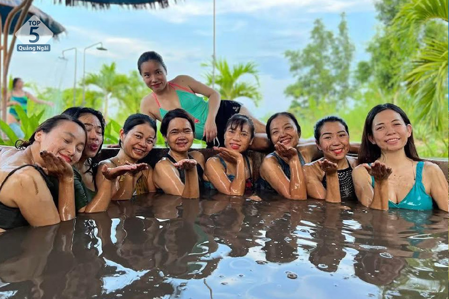 Khu tắm bùn khoáng rất được chị em yêu thích