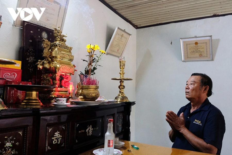 Ông Phạm Thành Công thắp hương tưởng nhớ cha, mẹ và các anh, chị, em của ông