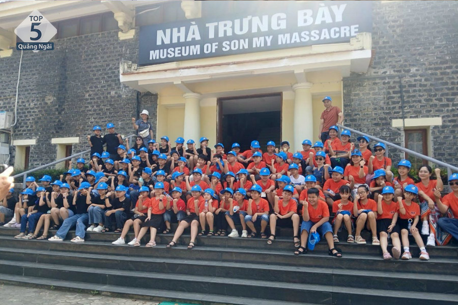 Mỗi năm chào đón hàng ngàn học sinh đến tham quan, dân hương