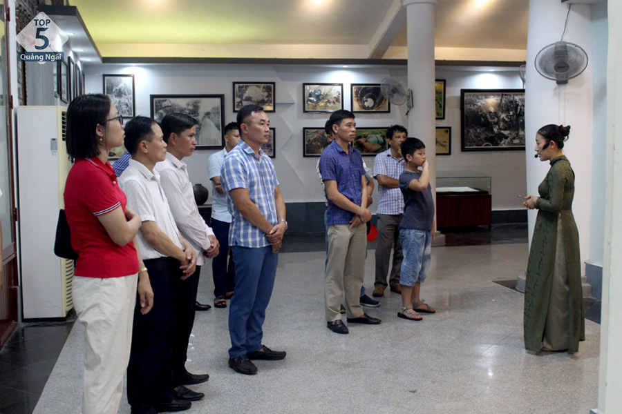 Thuyết minh viên đang thuyết minh về cuộc thảm sát Mỹ Lai