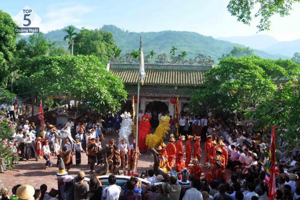 Quang cảnh Lễ hội Điện Trường Bà.