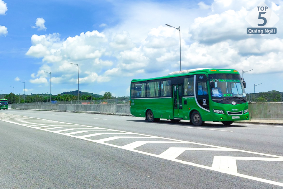 Xe buýt đi từ Tp Quảng Ngãi lên Trà Bồng.