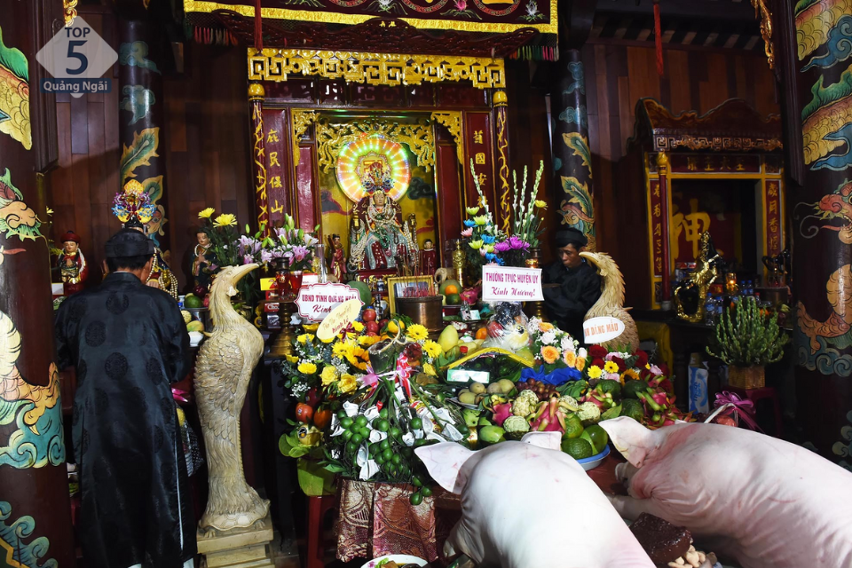 Bàn thờ thờ Thiên Y A Na, nữ thần Ponagar.