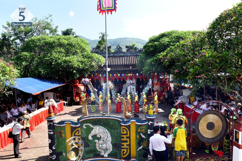 Biểu diễn lân sư rồng ngày lễ hội Điện Trường Bà.