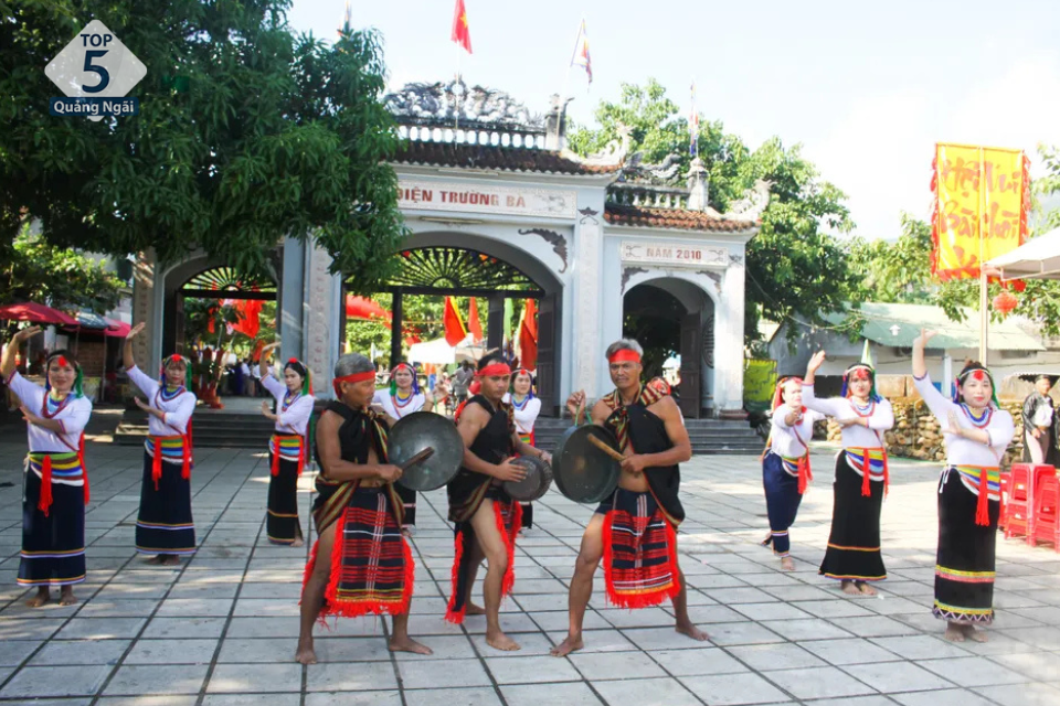 Điệu múa Cà Đáo kết hợp cùng văn hóa cồng chiêng do người dân tộc Cor biểu diễn.
