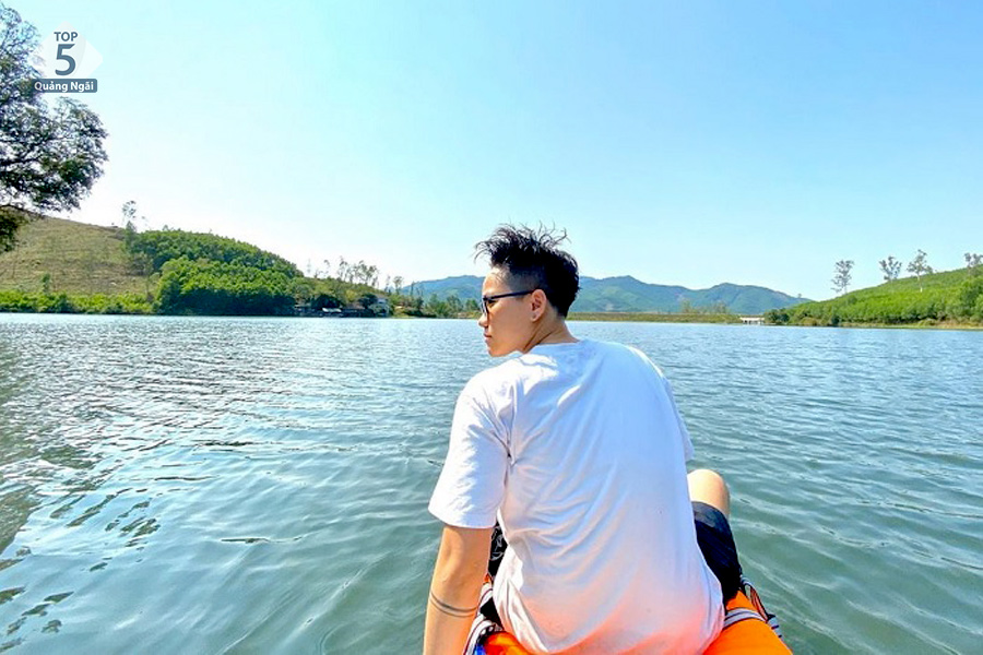 Chèo sup dạo quanh hồ cảm giác thật chill 