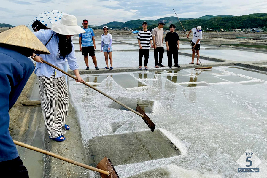 Bạn có thể ghé tham quan cánh đồng muối trong quá trình đến Làng Gò Cỏ