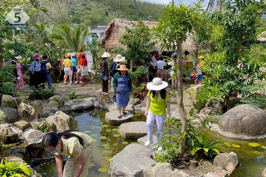 Hướng dẫn viên sẽ dẫn đoàn đi bộ tham quan quanh làng Gò Cỏ