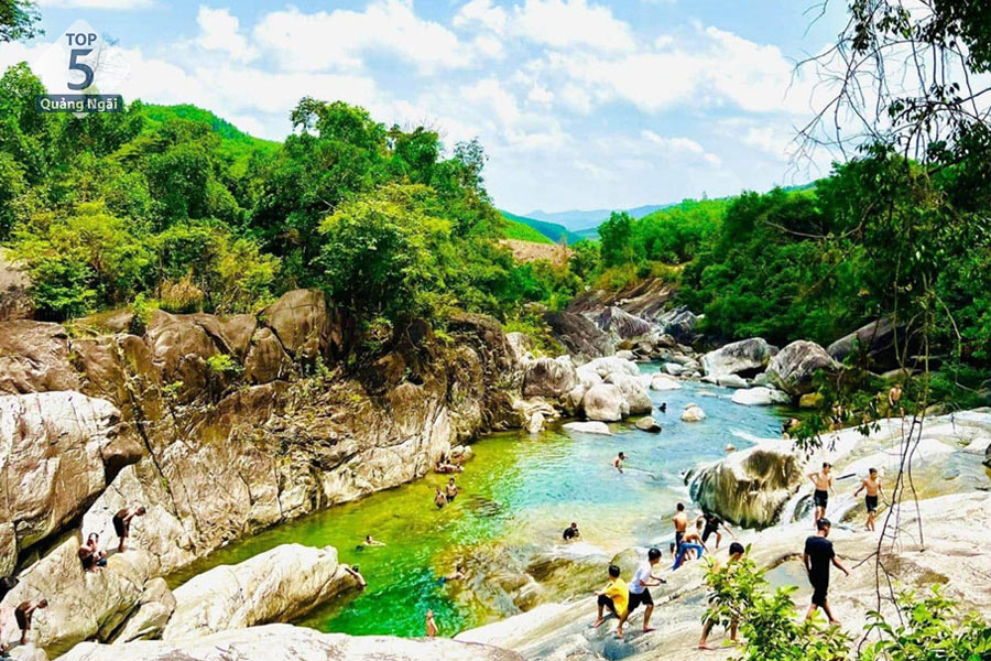 Suối Trà Bói Quảng Ngãi – Điểm Check-in Lý Tưởng Cho Dịp Cuối Tuần