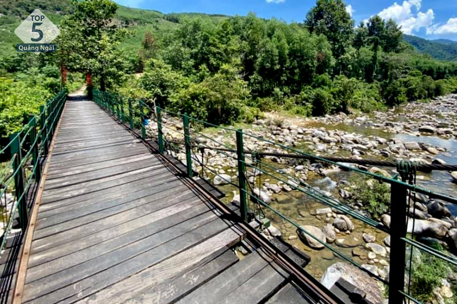 Chiếc cầu dẫn vào suối Trà Bói