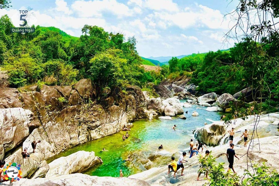 Suối Trà Bói nổi tiếng với vẻ đẹp thơ mộng và trong lành 