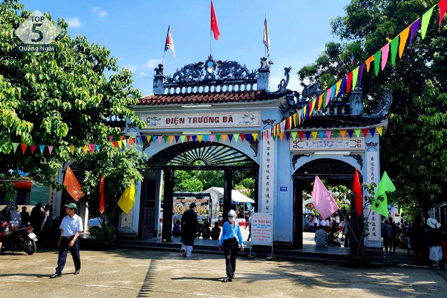 Điện Trường Bà địa điểm du lịch tâm linh khá nổi tiếng ở Quảng Ngãi