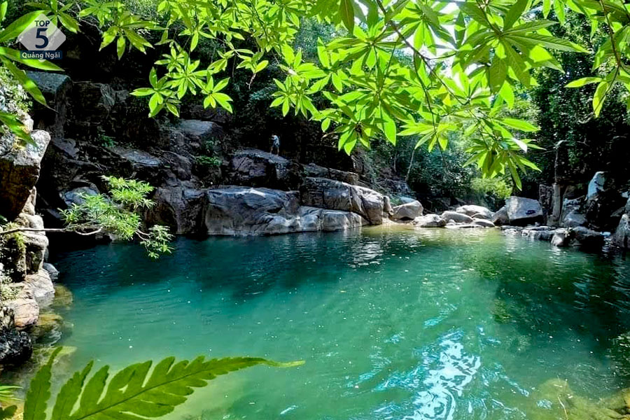 Vẻ đẹp trong veo tại Thác Lũng Ồ Quảng Ngãi